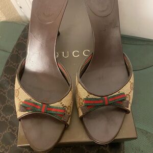 Gucci Women's Brown Heels with Red and Green Bow